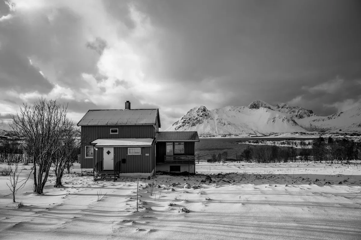 Piezography-afdruk van een afgelegen huis in een besneeuwd landschap