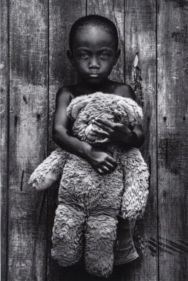 Portret van een kind met een teddybeer, afgedrukt in een koude toon